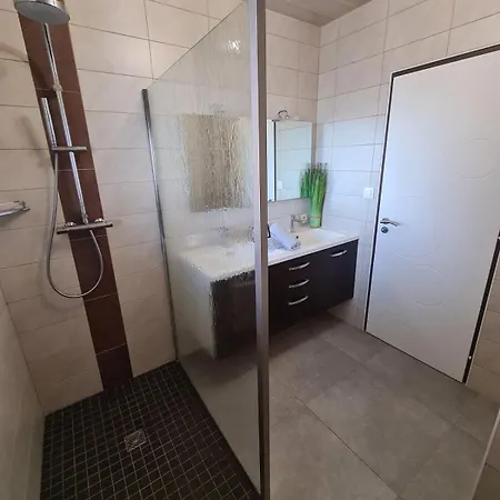 Le Donjon Cosy En Lotissement Proche Du Puy Dufou